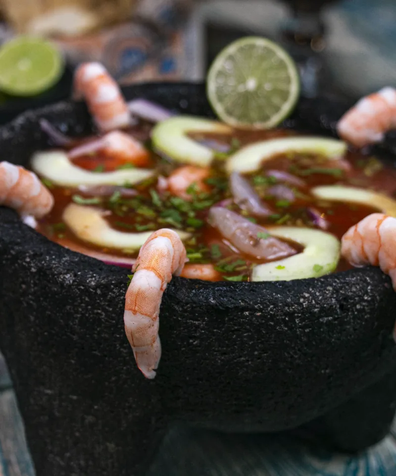 Aguachile de camarón en molcajete