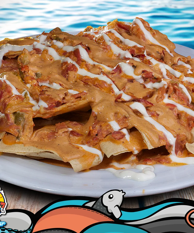 Marlinachos — totopos con marlín, crema y jalapeño