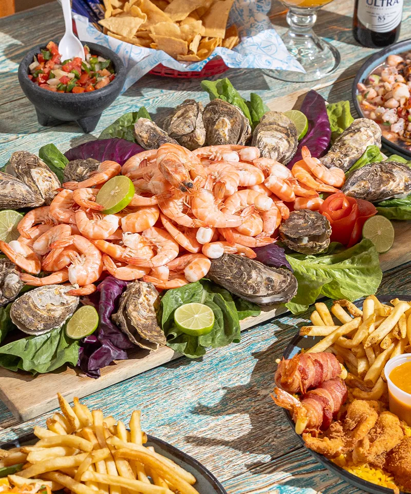 Mesa con camarones y papas fritas