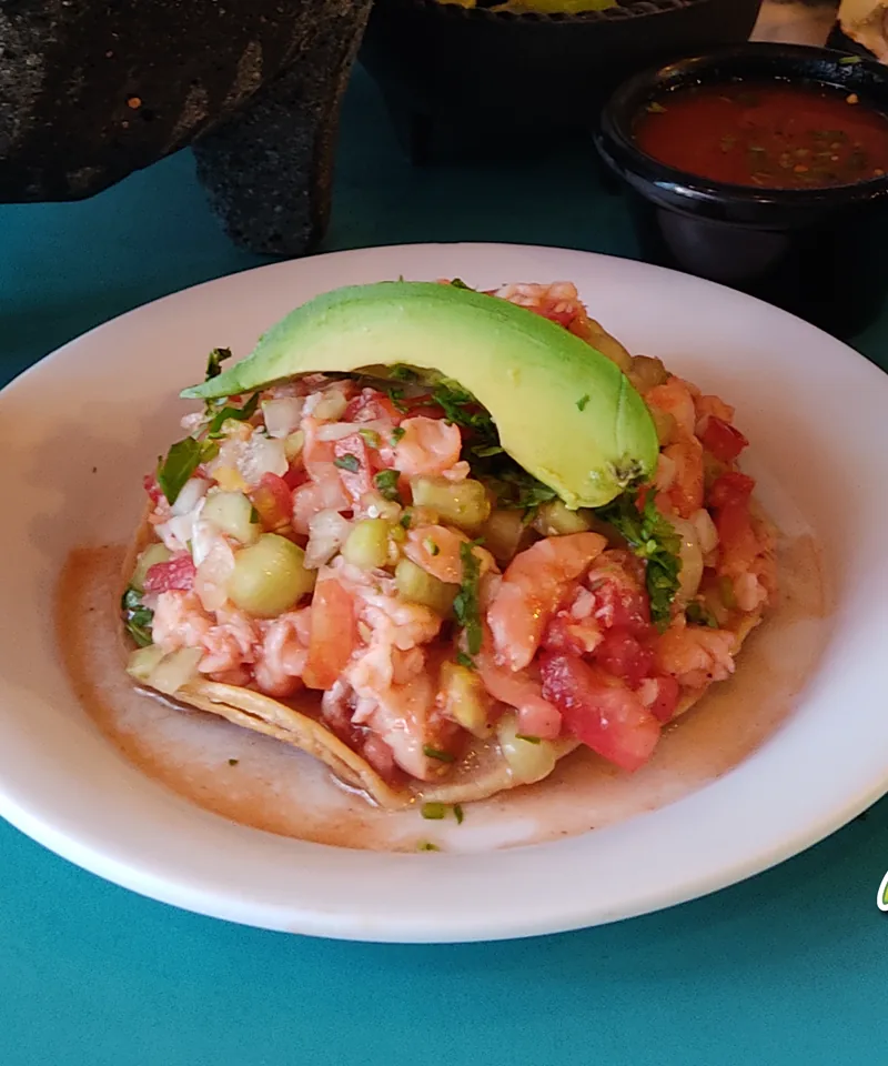Tostada de camarón con aguacate y pico de gallo